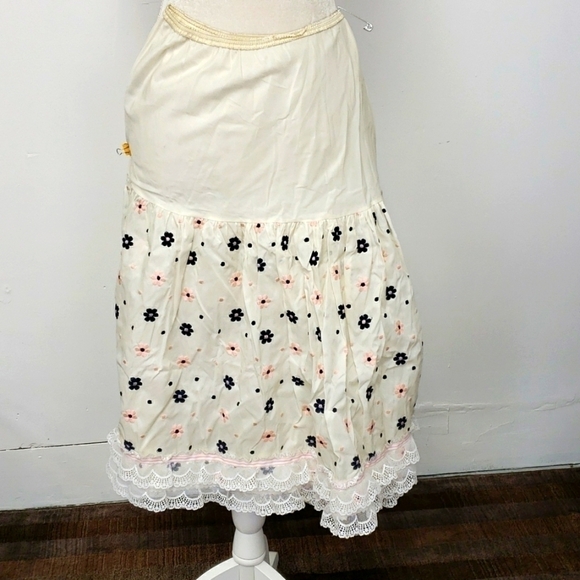Vintage 50s Half Slip Embroiidered Flowers. Acetate GUC See Pics - Picture 9 of 15